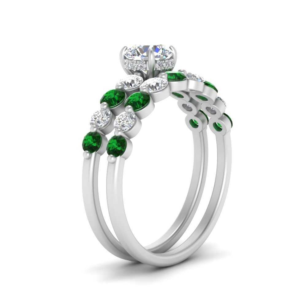 Graduated Common Prong Round Emerald Moissanite Engagement Ring Set In