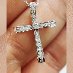 graduated-diamond-cross-pendant-necklace-in-fdpd10815-fancy-1-wg